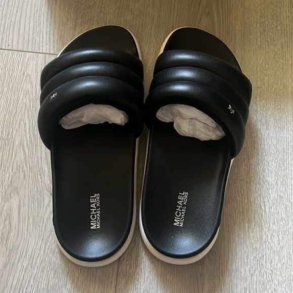 MICHAEL KORS quilted slides sandals 6  - Picture 4 of 9